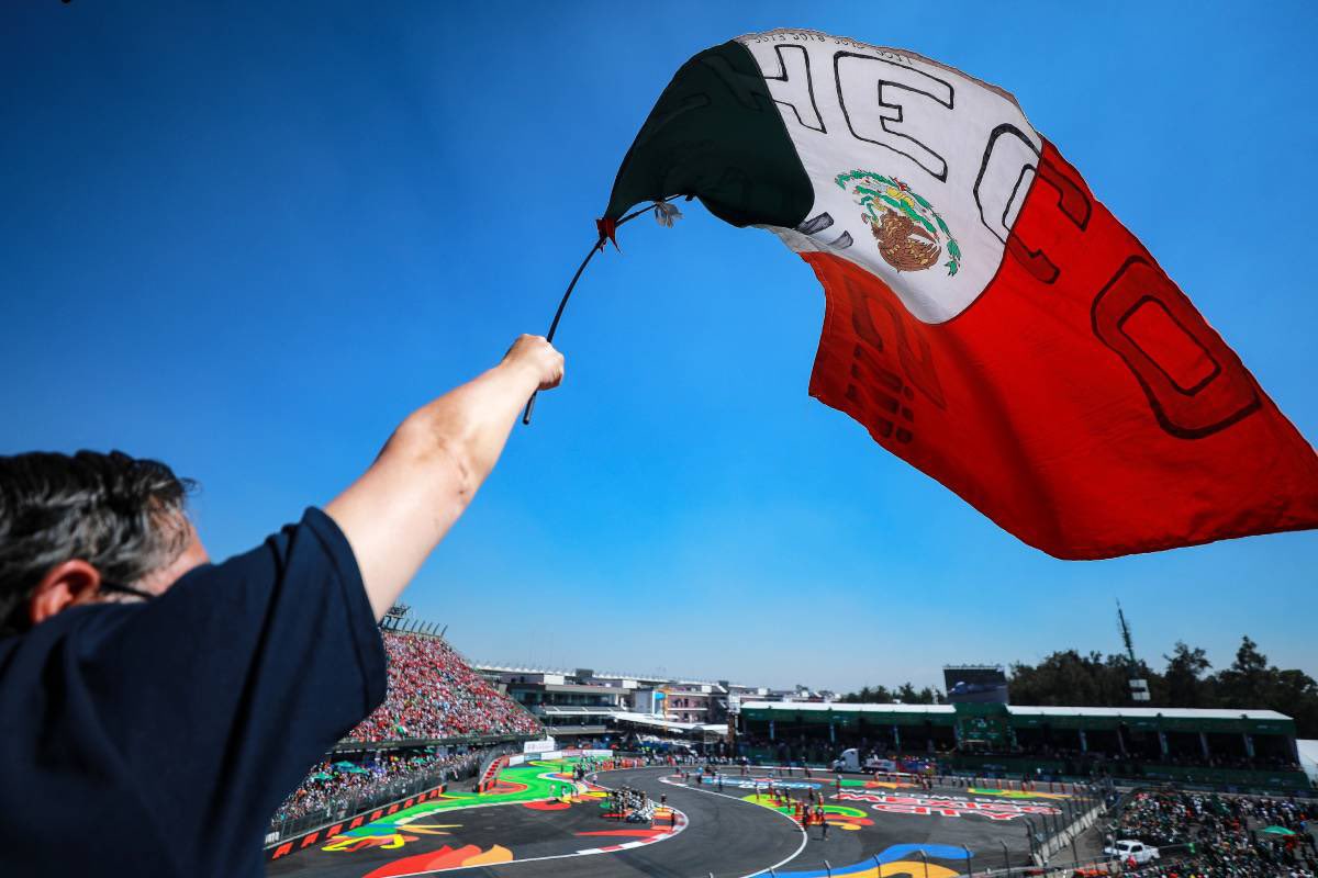 Afición mexicana busca marcar #LaVuelta11 de la transmisión internacional del #MexicoGP , por medio de un homenaje espectacular para <a href="/SChecoPerez/">Sergio Pérez</a>, con banderas de México, gigantografías del piloto, carteles, etc., mientras corean su nombre y cantan #ChequitoLindo a una voz. 🔥🇲🇽