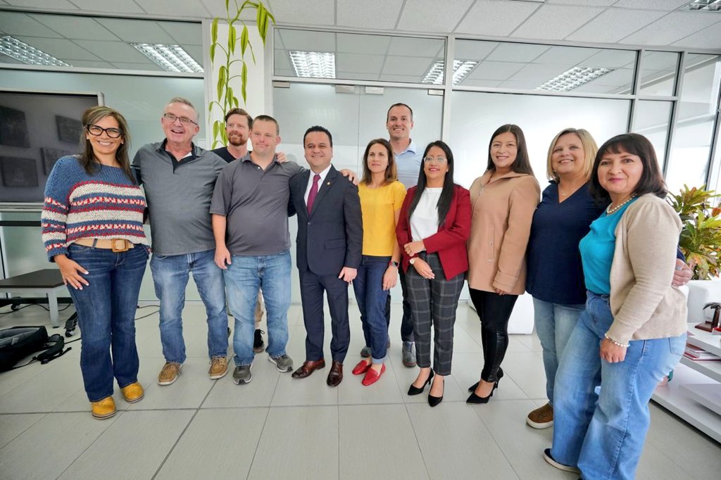 Recibí a Tim Harris🇺🇸 quien mañana dictará la charla motivacional "La Luz de los Niños con Síndrome de Down"; Brady Murray; fundador de RODS Héroes; y representantes de <a href="/MadisonAdoption/">Madison Adoption</a>. 
Compartimos experiencias en el firme y comprometido trabajo de inclusión social🤗❤️