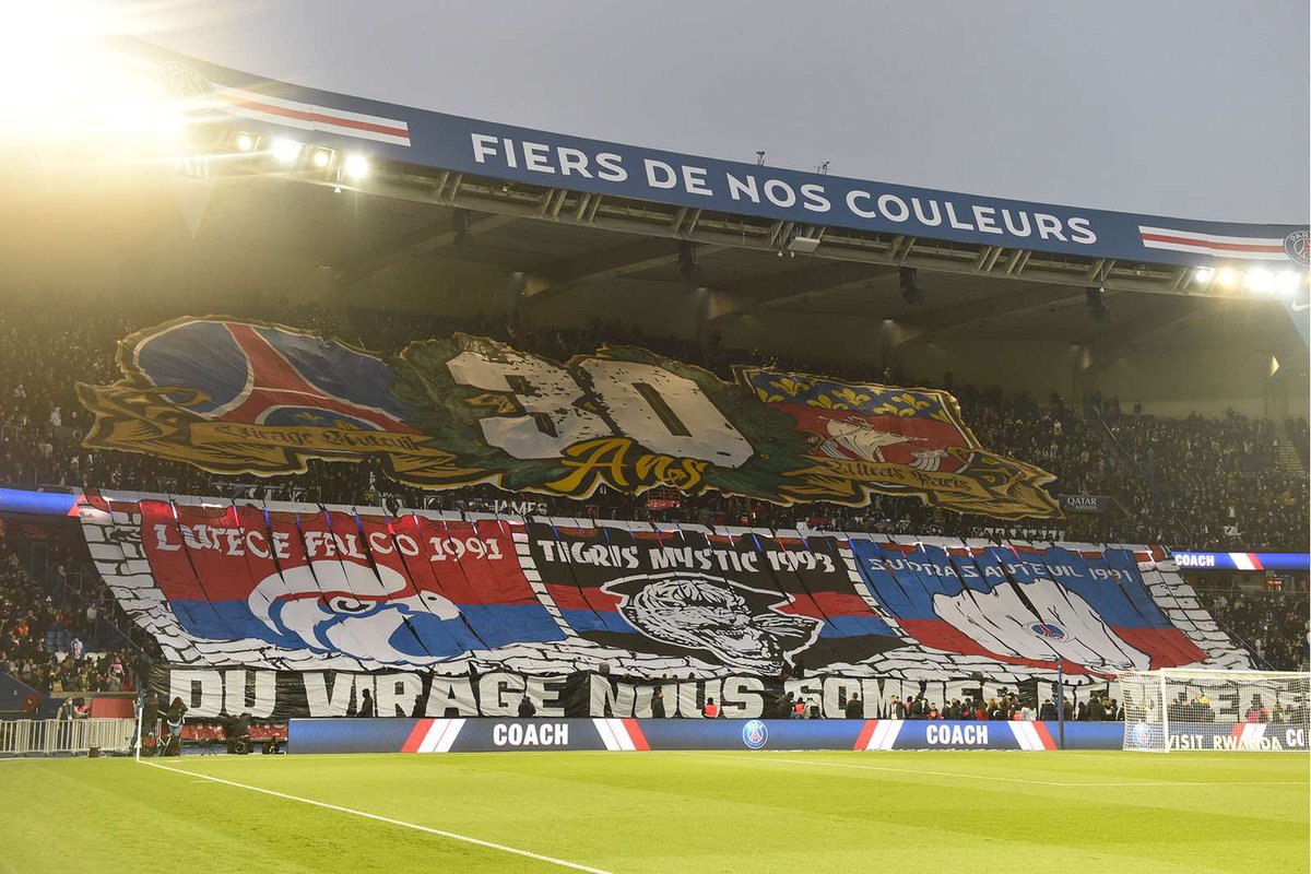 lnstantFoot's tweet photo. Le match PSG-Maccabi Haïfa a été classé à risques niveau 3 sur 5. Un millier de policiers a été mobilisé. 👮‍♂️

Soutenant la cause palestinienne, le CUP pourrait afficher fièrement le drapeau du pays occupé, accompagné de banderoles et fumigènes en Virage Auteuil. ✊🏽🇵🇸

(@lequipe) https://t.co/QumosV0OJ3
