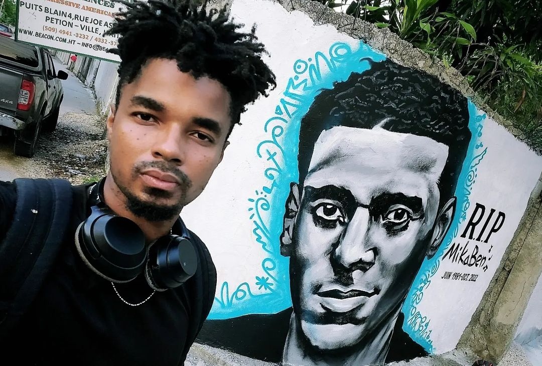 LunionSuite's tweet photo. Haitian artist pays tribute to Mikaben.
"Yesterday in honor of Mikaben in Haiti, in collaboration with artists #belatis &amp; #art_rosh &amp; community in the area where Mika &amp; his family live. We create this mural, as a symbolic gesture to the sudden passing of this musical legend." https://t.co/LQQFMbXO3O