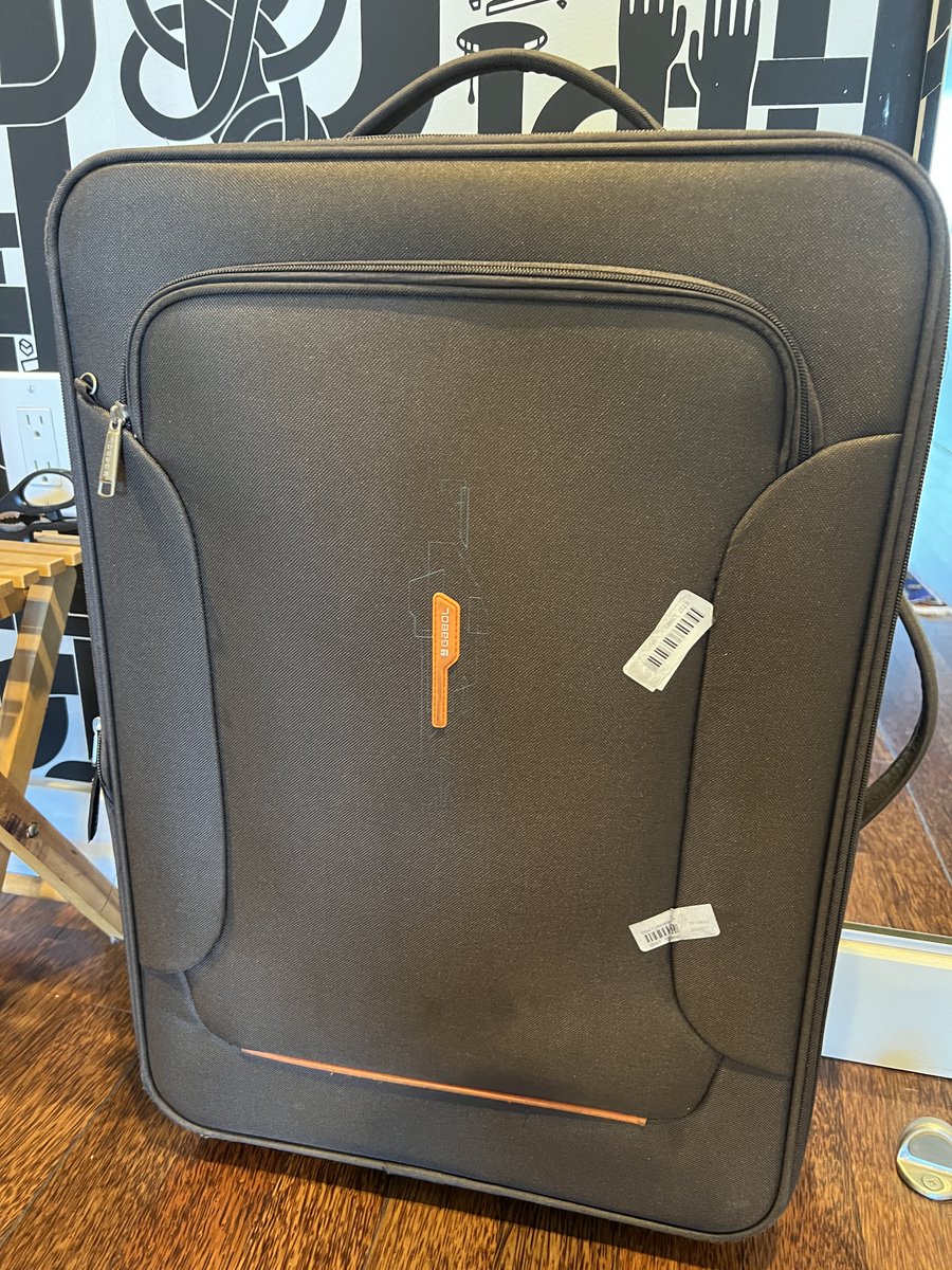 Evbos's tweet photo. @_azoresairlines thinks this is an appropriate replacement for a @RIMOWA ... still no word from them after more than 8 emails. https://t.co/BxajuZLUZX