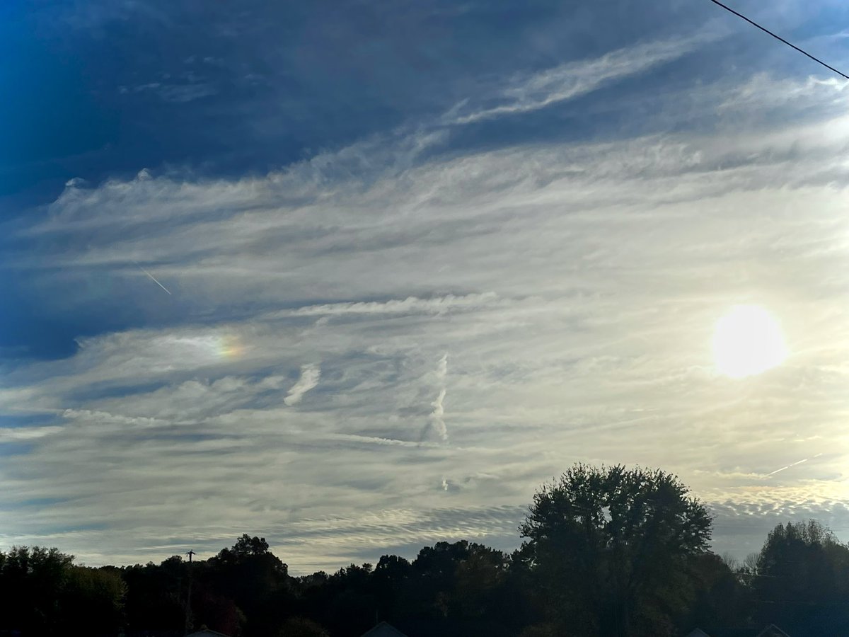 RukavinaBidwell's tweet photo. I’m a sucker for a good sundog! 🌈☀️☁️ #paducah #kywx #weather #clouds #optical #lightrefraction https://t.co/jHUsvzQVN8