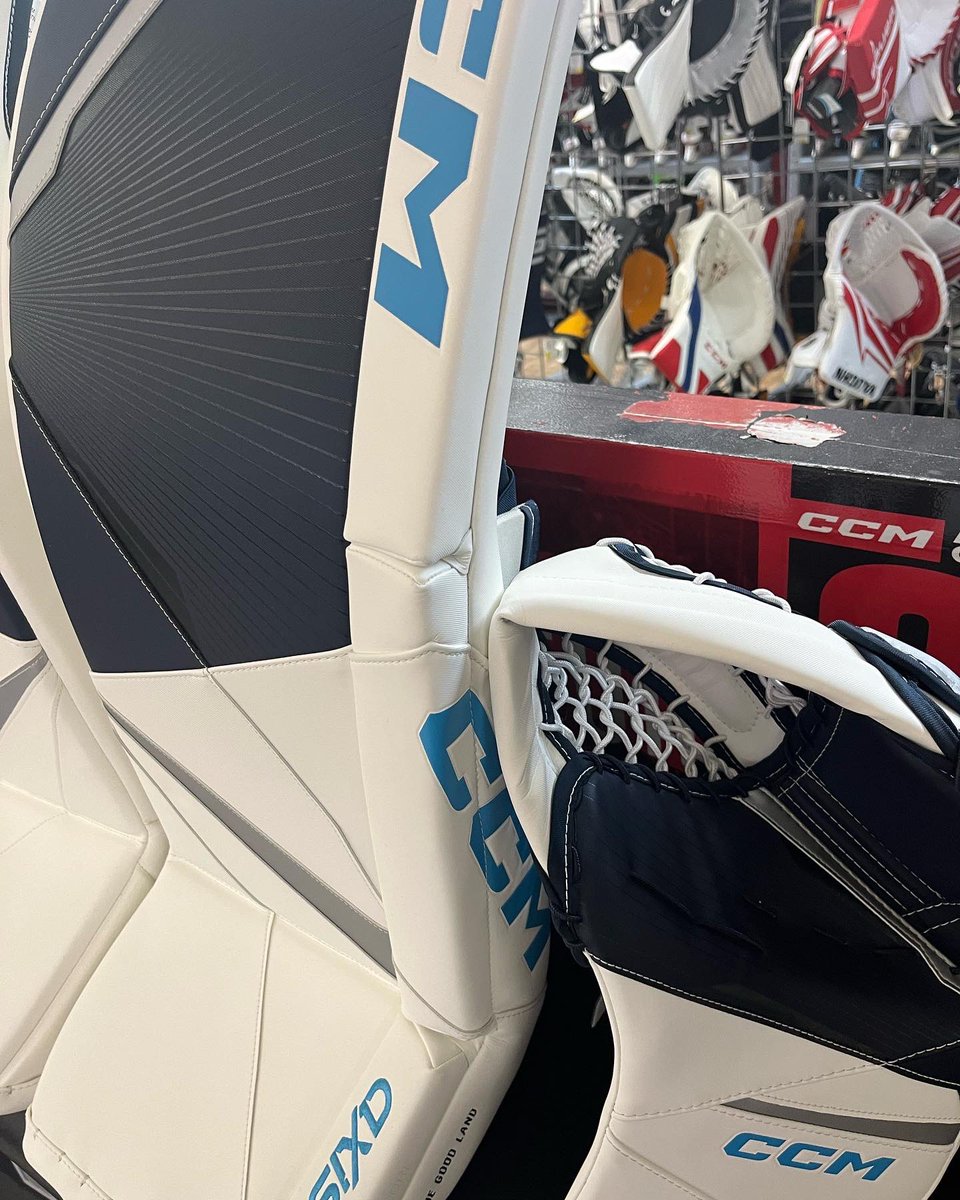 BertandMacs's tweet photo. Inspired by the Admirals, our newest setup of CCM AXIS 2 gives homage to Milwaukee and ‘The Good Land’. @mkeadmirals #teambertalert #ALLOUT #bertnation #yqlocal https://t.co/dnmkJrzkQN