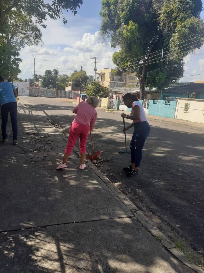 AsicLinoMaradei's tweet photo. Mantener nuestro espacio limpio,tarea de todos,en @AsicLinoMaradei  vamos por más.🇨🇺🇻🇪💪
#CubaPorLazPaz  #CubaEsAmor 
@Cubacooperabol2  @DebrosseDonais 
@AdanVillavicen5  @altunaga_perez 
@YulieskaAvila  @OdalisTorresLp1 
@Pedro30041977  @MarilinGuerraG2 https://t.co/tALpUEkLzy