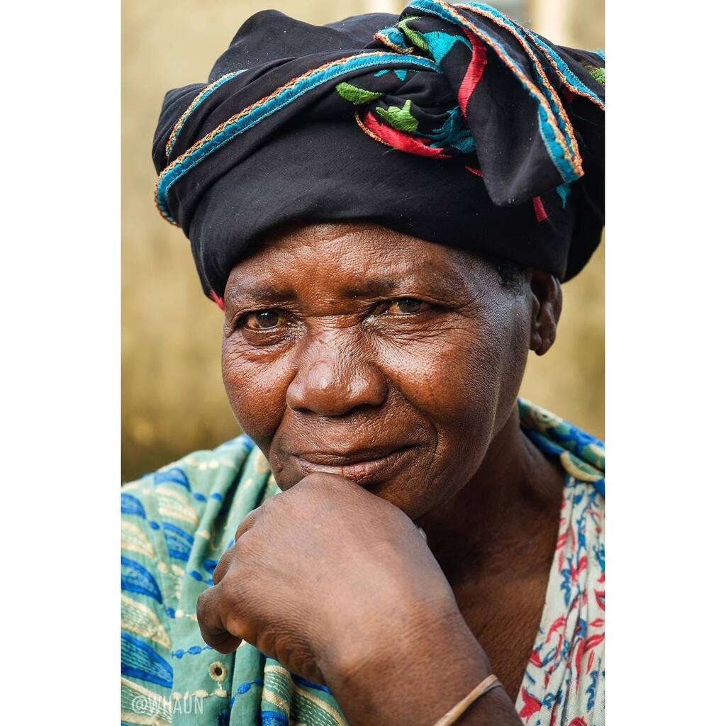 whaun's tweet photo. Portrait of a sage Kotokoli/Tem grandmother in central Togo.
•
•
•
#togo #togo🇹🇬 #everydaytogo #kotokoli #tem #everydayafrica #africanportrait #makeportrait #fujifilm #fujifilmxt4 #fujifilmafrica #fuji #fujixseries https://t.co/1fh5wC8L3R https://t.co/lqJ9FRn4Vx