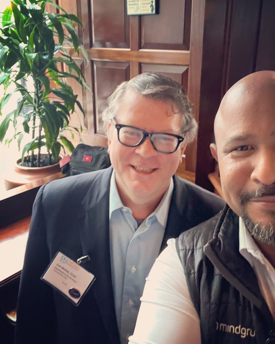 CuttySharps's tweet photo. When this guy says, “…been there, done that.” He means it! Always enjoy talking to this pioneer of digital transformation, and now CXO for the US Air Force. #CXforums https://t.co/jCkuk5c1g8