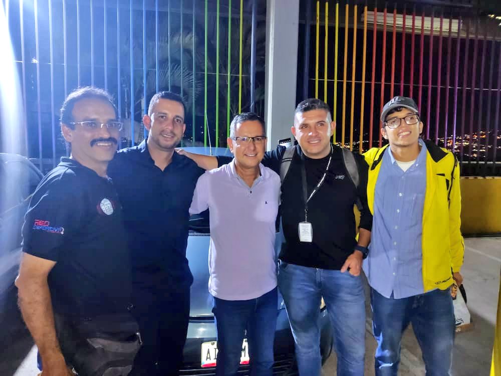 JuanHenao1901's tweet photo. Anoche tras finalizar el partido entre Táchira y Lara en Pueblo Nuevo, compartimos con dos grandes amigos Jesús María Ortíz un emblema de la Radiodifusión del Estado y su hijo Jesús Ortiz DT Tachirense que realizó una gran campaña al mando del Dvo Lara👏 https://t.co/QfV3zfswdL