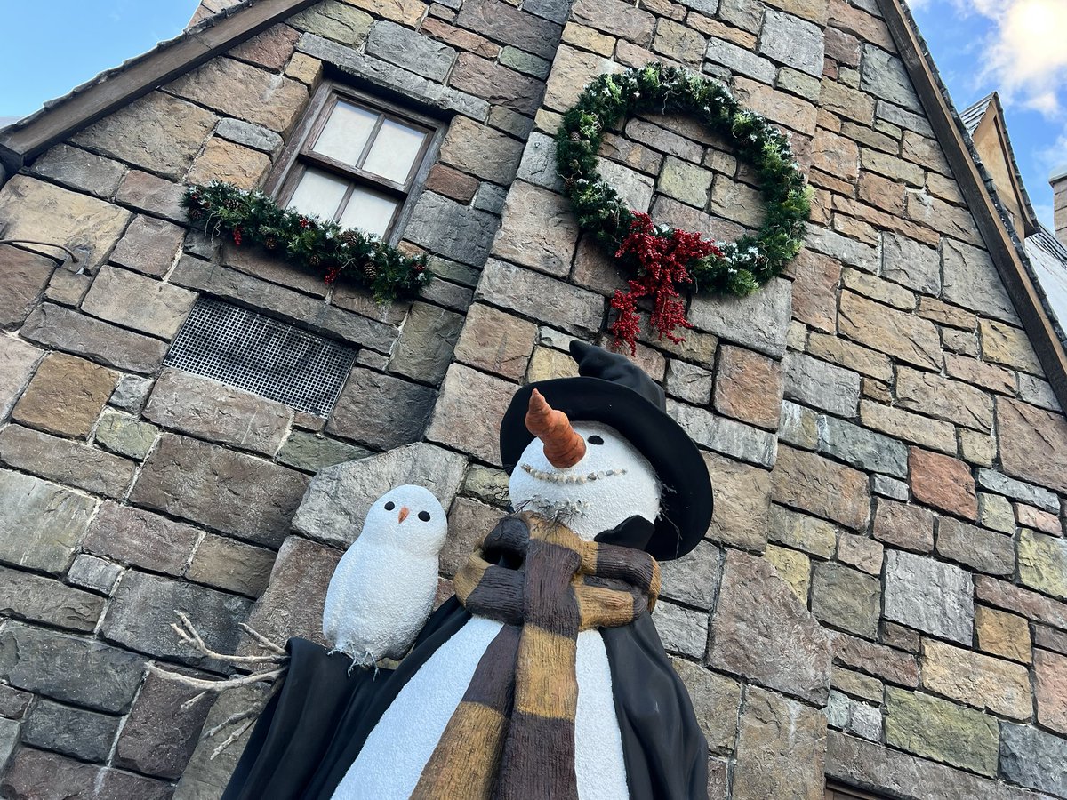 insideuniversal's tweet photo. Christmas decorations have started to arrive in Hogsmeade. @UniversalORL https://t.co/Kc9btOlZmW