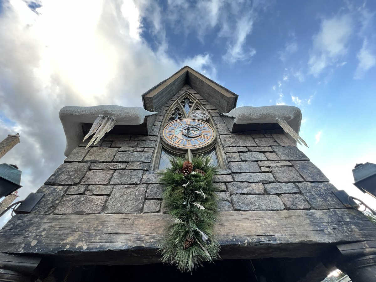 insideuniversal's tweet photo. Christmas decorations have started to arrive in Hogsmeade. @UniversalORL https://t.co/Kc9btOlZmW