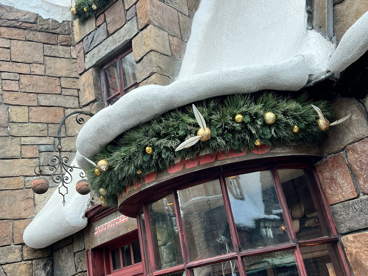insideuniversal's tweet photo. Christmas decorations have started to arrive in Hogsmeade. @UniversalORL https://t.co/Kc9btOlZmW