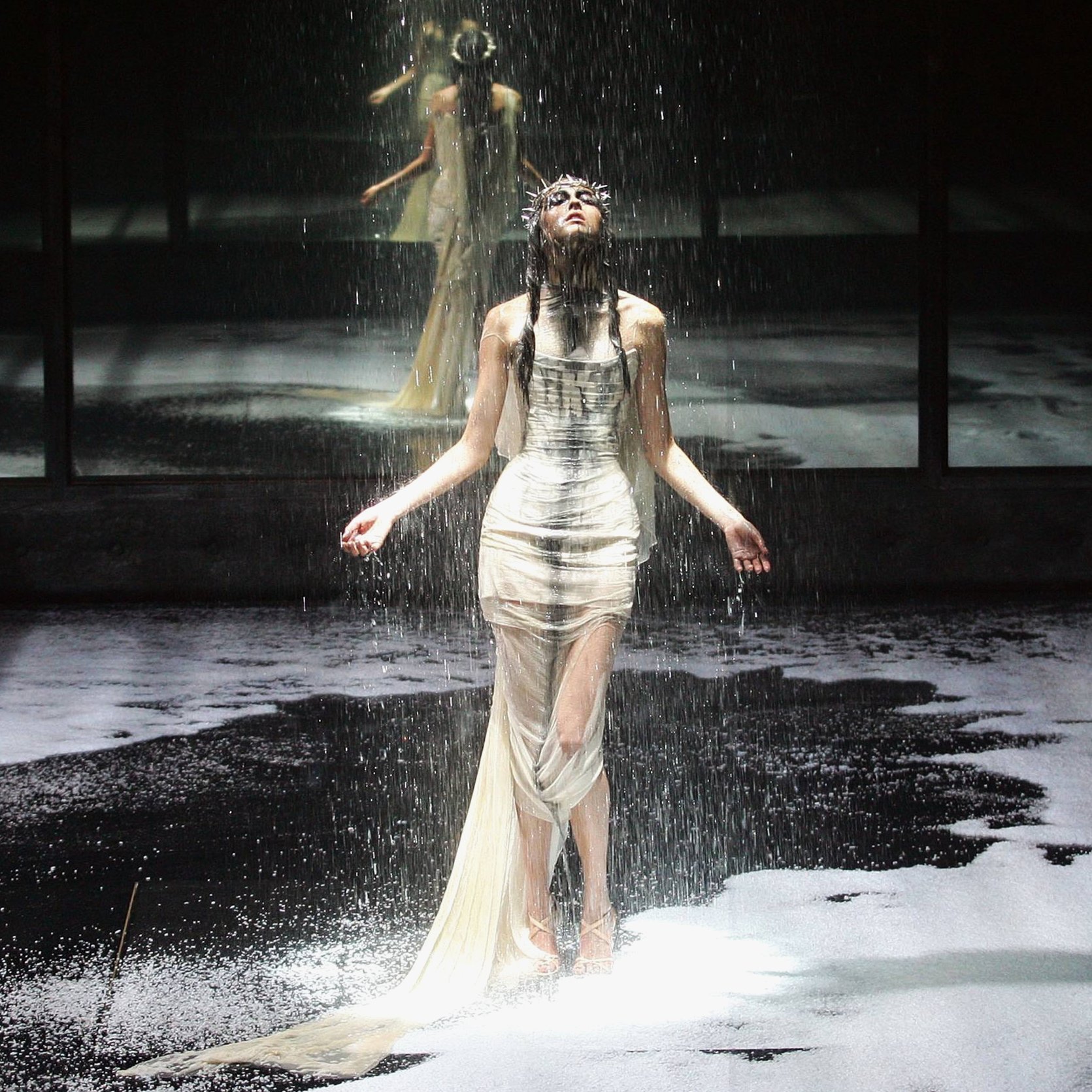 K on X Alexander McQueen American Express Black Show 2004. https t qAx8QXukj6 X