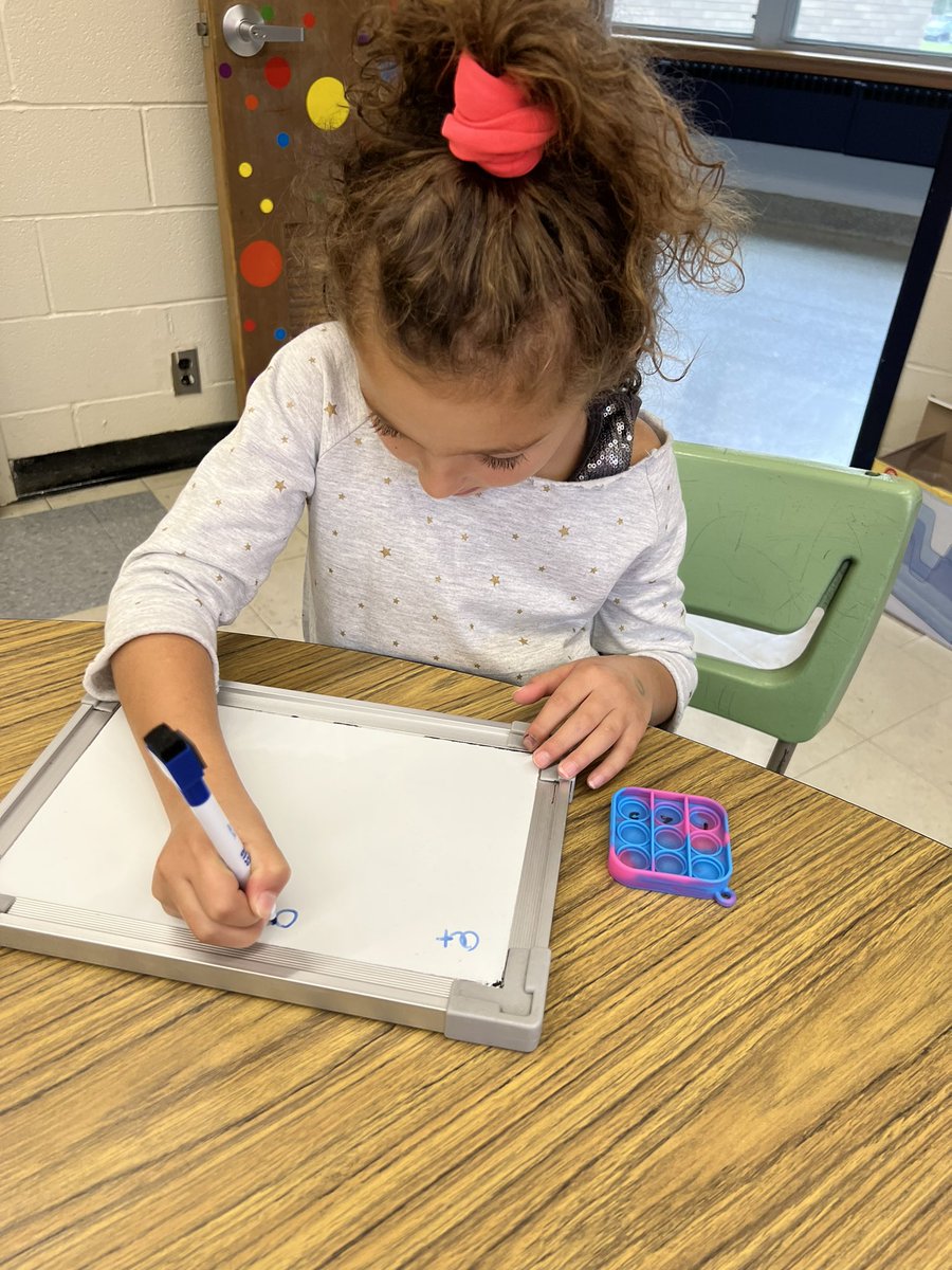 cretiao's tweet photo. Pop it! Then write it! Getting some tactile input while blending. #multisensoryreading #phonemicawareness #popitsforlearning @WCSDEmpowers @GrizzliesGH @GayheadWCSD https://t.co/bVExyeY7Nb
