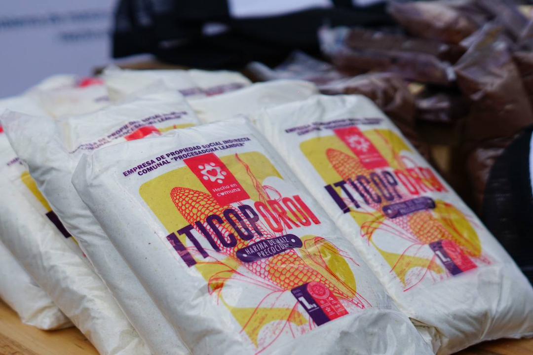 ManaClap's tweet photo. El Presidente @NicolasMaduro aprobó la Marca Comunal "HECHO EN COMUNA" y su Sello de Certificación de Producción Comunal para organizar, priorizar y proteger todos los productos de nuestro Pueblo Comunero, desde su orígen hasta su distribución. #ComunaONada #ProducciónParaLaVida https://t.co/tupP3hDUd9