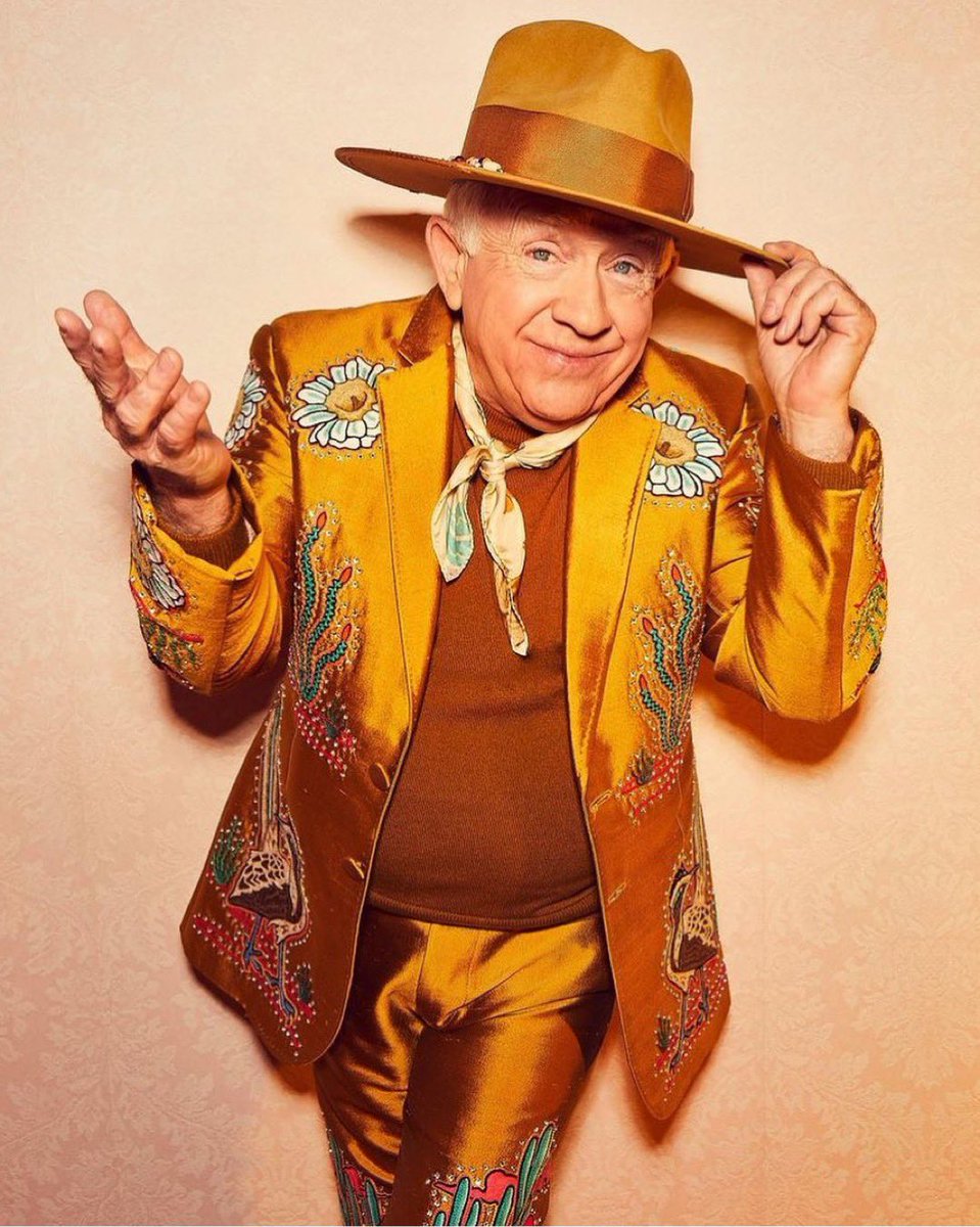 Oh Leslie, you brought such a light into all of our lives. Thank you for all of your stories, your humor, your kindness, joie de vivre and your friendship. RIP my friend💔

#lesliejordan Photo: #millermobley