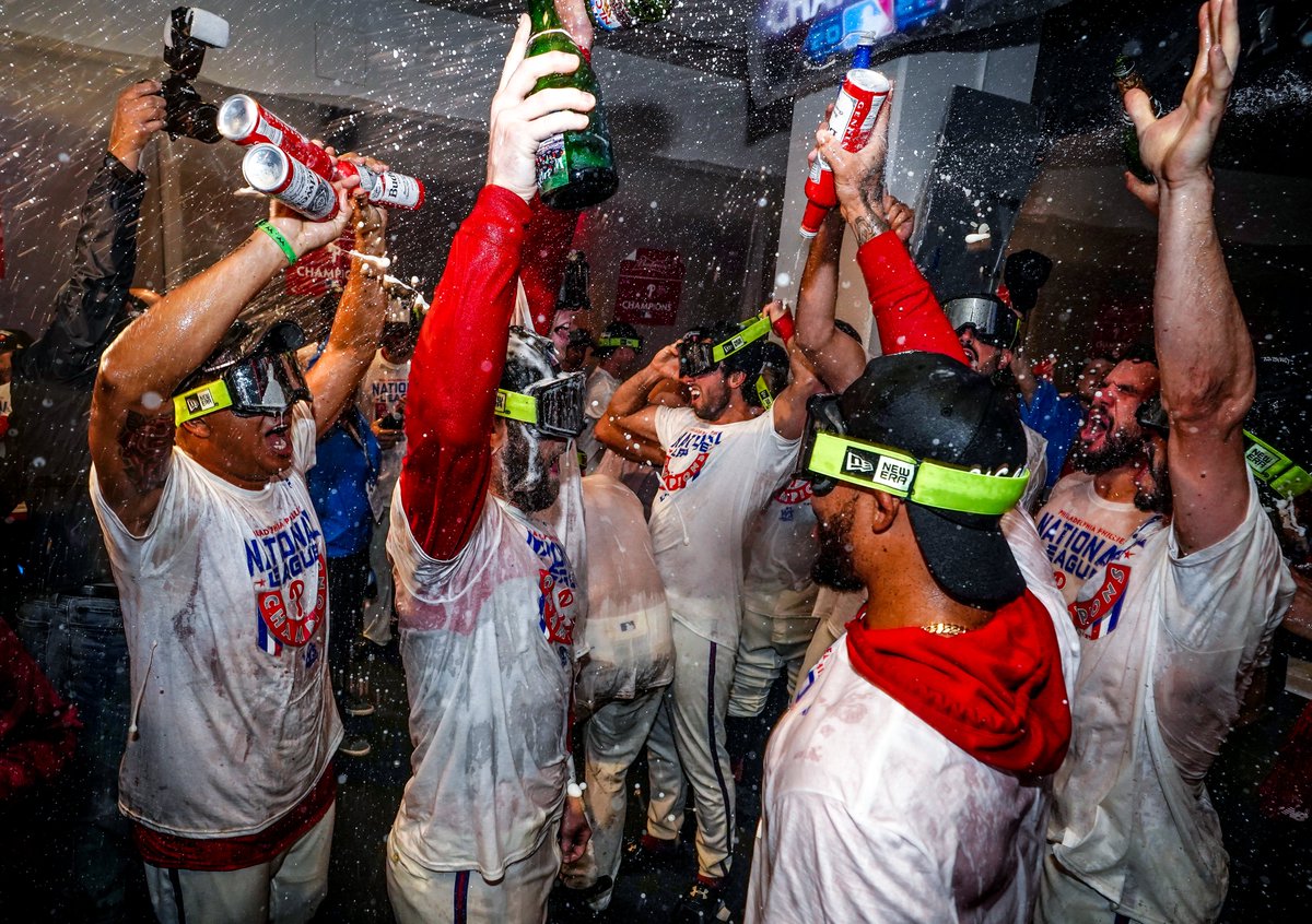 Phillies's tweet photo. 🗣 I'M IN THE CORNER WATCHING YOU KISS HER https://t.co/DcGIVcmywj