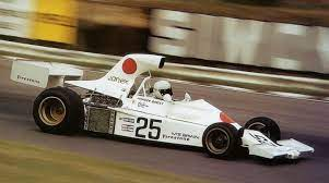 LM__'s tweet photo. @juanjoabsolut @historacing @VicarioMartin @horacio_porta @josetellaetxe @Joargomez 25 del mes de los #CochesJaponeses, y nos llega el #Maki F101 #25 con #HowdenGanley intentando calificar en #BrandsHatch 1974... Esta era la version aligerada del coche, la "pesada" (unos 150 kg de sobrepeso ...)  se ve en la foto de 2014 en #Goodwod https://t.co/ASjf1QkSpx