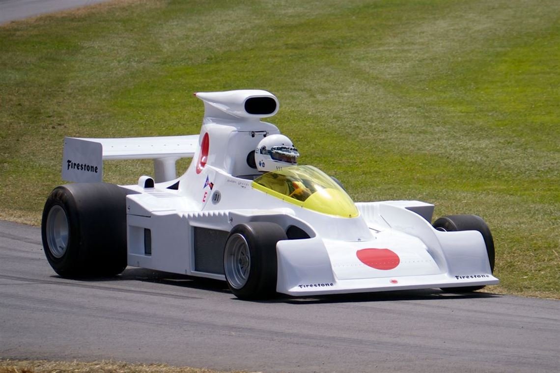 LM__'s tweet photo. @juanjoabsolut @historacing @VicarioMartin @horacio_porta @josetellaetxe @Joargomez 25 del mes de los #CochesJaponeses, y nos llega el #Maki F101 #25 con #HowdenGanley intentando calificar en #BrandsHatch 1974... Esta era la version aligerada del coche, la "pesada" (unos 150 kg de sobrepeso ...)  se ve en la foto de 2014 en #Goodwod https://t.co/ASjf1QkSpx