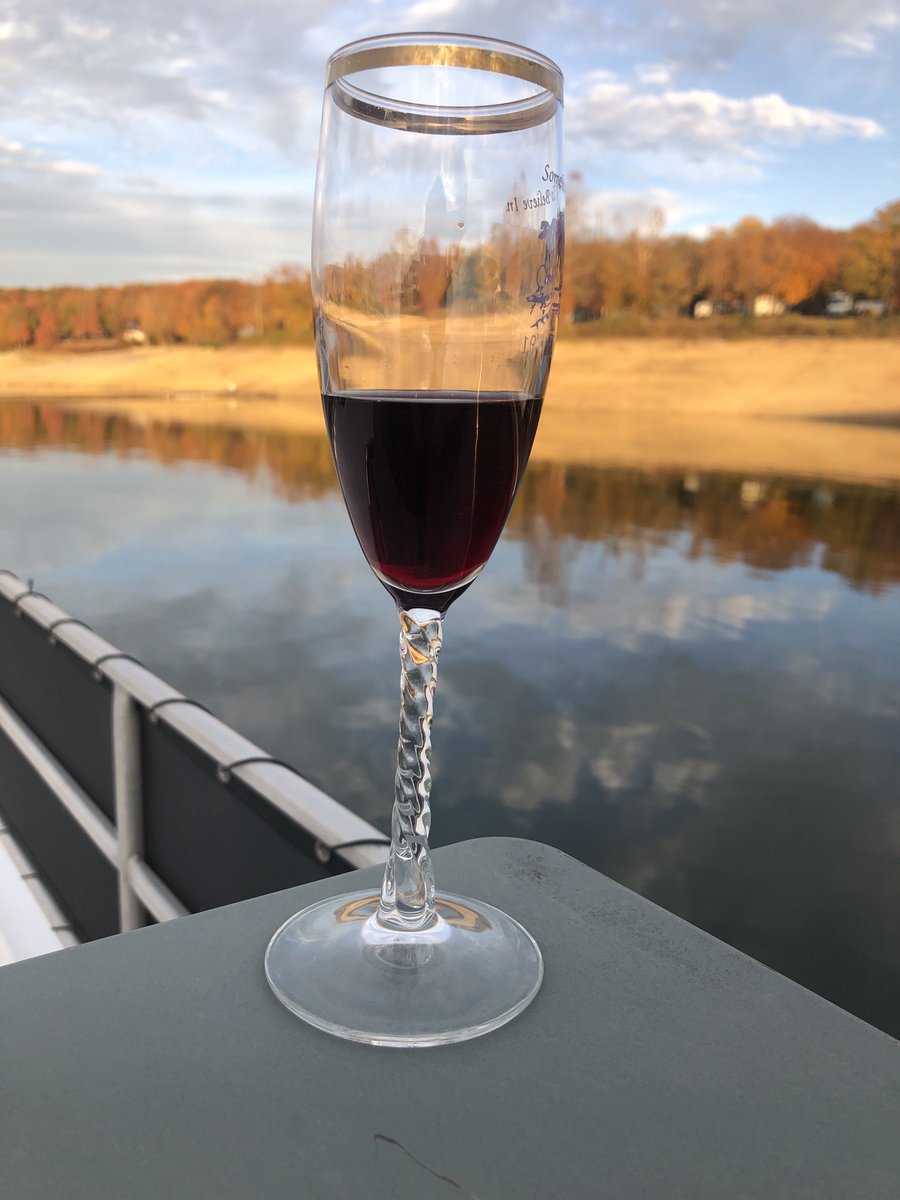 KelschMarla's tweet photo. Enjoying this beautiful weather on top of HB with this glass of wine!
#betterenjoyit. #mondaysarenotsobad! https://t.co/VKAttEQ4Kr