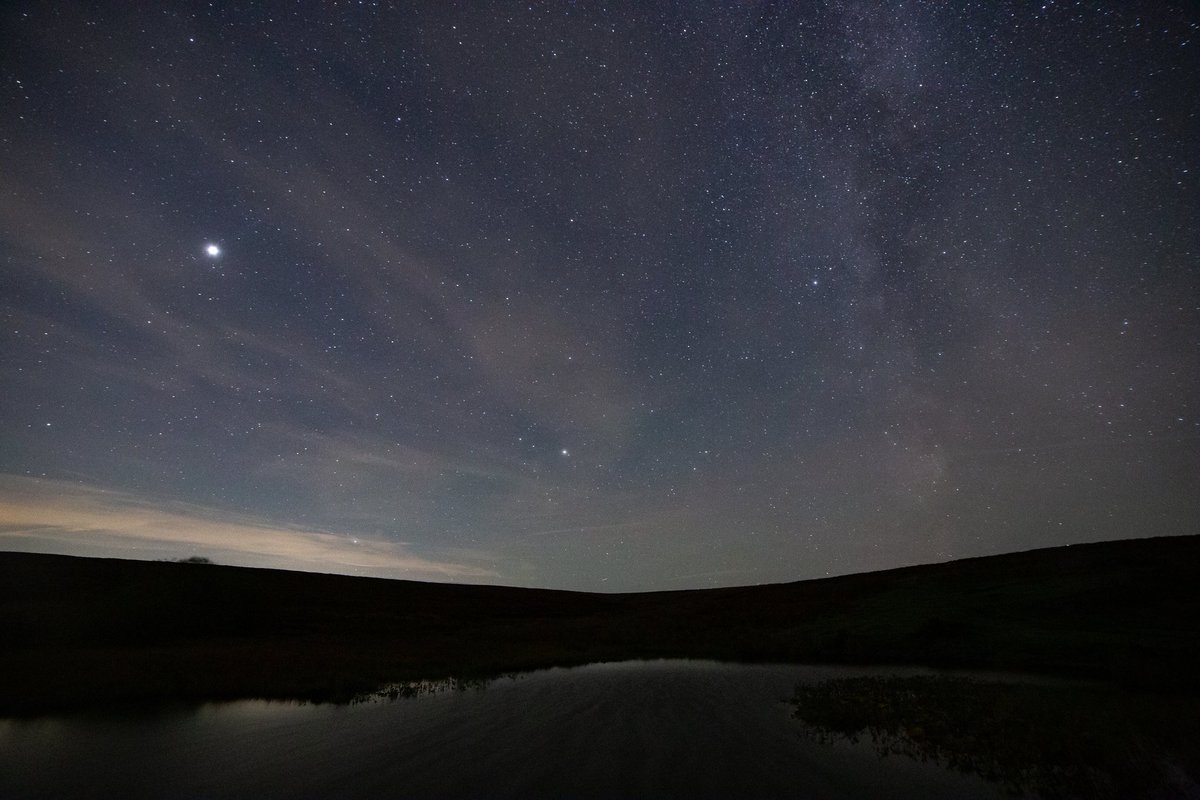 Half term, clear(ish) skies and new Moon all pointed to a long overdue trip up the #LongMynd tonight with @csmaff and it didn't disappoint. Here's Jupiter, Saturn and the #MilkyWay over Wildmoor Pool 🤩 #stormhour