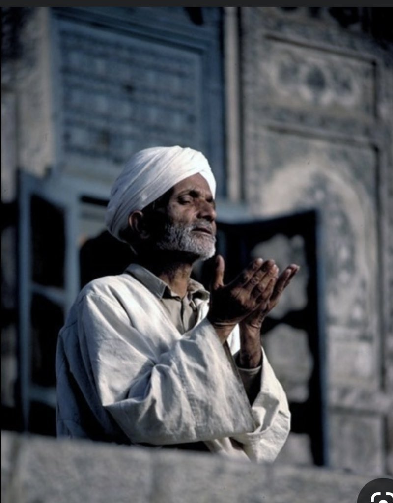 الناسُ تغلِقُ بابَها في ليلِها
واللهُ يفتحُ بابَه للناسِ

- الوتر ❤️