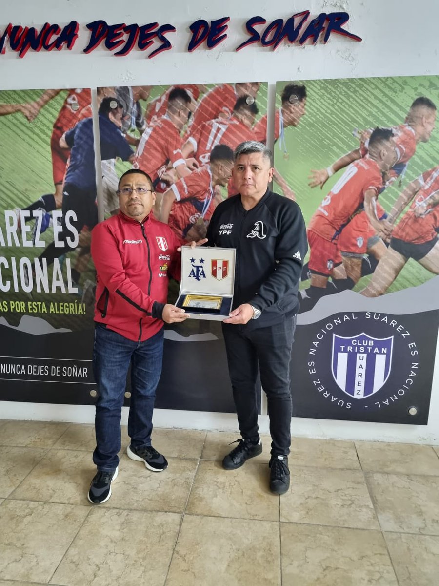 Argentina's tweet photo. 🏆 #Sub17 Copa Ciudad de Ezeiza 

🤝 En la previa del encuentro entre #Argentina y @SeleccionPeru, los dirigentes a cargo de las delegaciones, Fabián Lovato por la Albiceleste y Clever Cobos por la visita, intercambiaron presentes.

Que sea una gran velada, hermanos 💪⚽ https://t.co/JlFzfrNtWS