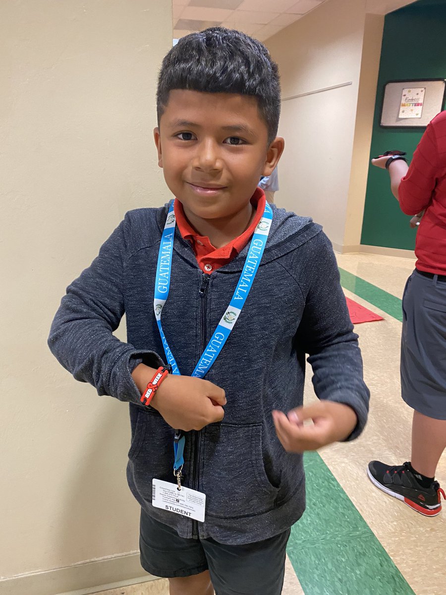 Signing the pledge to live drug free! Thanks <a href="/msmiller_5th/">Colleen Miller</a> and your class for organizing this impactful event! 🎉 <a href="/PoincianaCCPS/">Poinciana Elementary</a> <a href="/collierschools/">Collier County Public Schools</a>