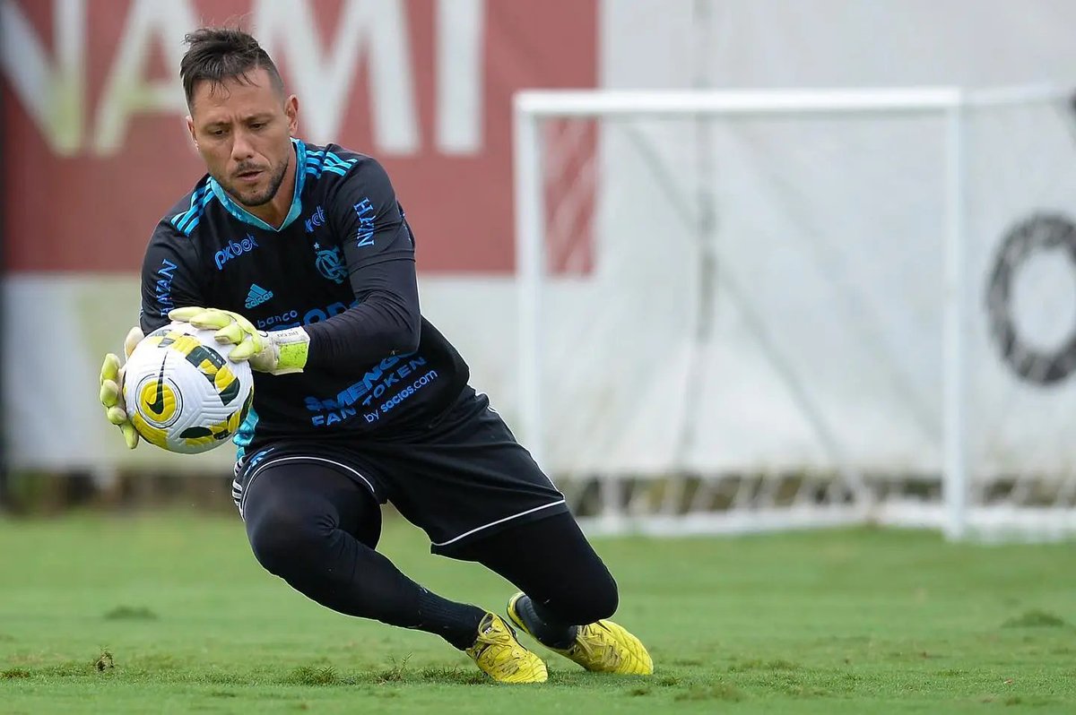 Em reunião nesta tarde, a comissão técnica do Flamengo decidiu poupar Santos do duelo com o Santos, e Diego Alves joga nesta terça. Ayrton Lucas inicia também.

Provável time: Diego Alves, Matheuzinho, D.Luiz, Pablo e Ayrton; Pulgar, V.Hugo, Ribeiro, Marinho, Cebolinha e Pedro.