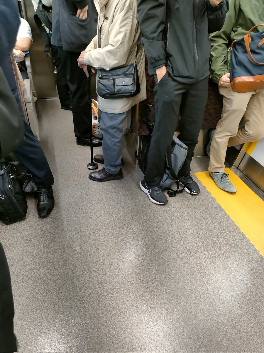 今朝の大阪駅。JR神戸線遅れなし。 快速電車の優先座席。今日も陣取るサラリーマン。最近は学生も堂々と座っている。杖をついた老人が立っていても寝たふりして無視。一人くらい席を譲らんかい！ #JR神戸線