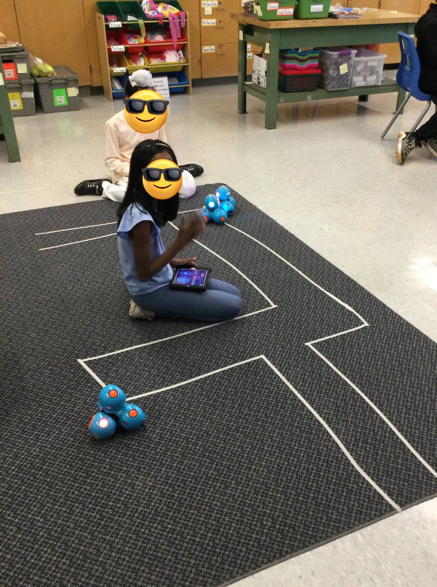 GordonSteam's tweet photo. Grade 5s gaining proficiency coding our Dash robots through pathways! @BeaumondeBHJMS @TDSB_STEM https://t.co/RJbLZksFrj
