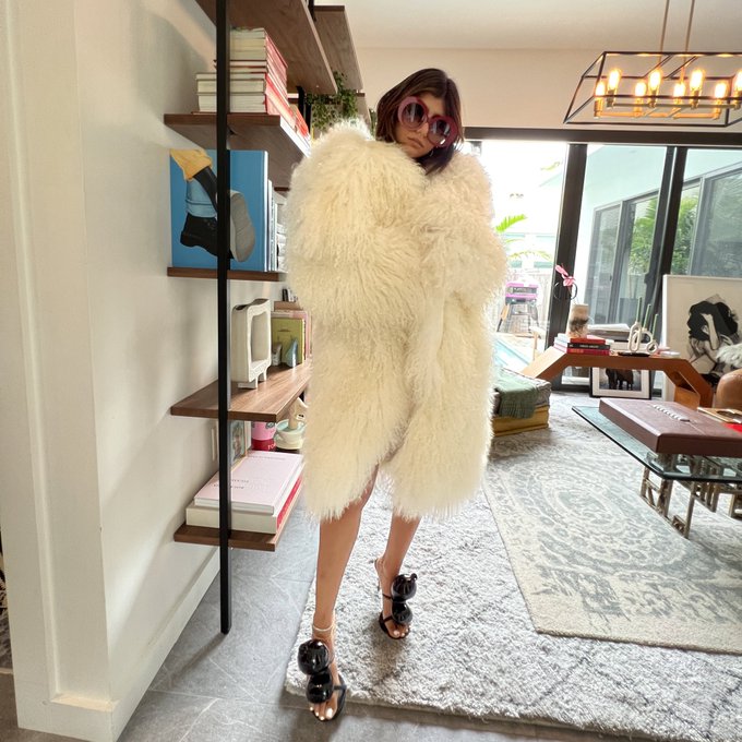 And they said I would never use this coat living in Miami 🌺🎈 https://t.co/2YFKvmM2dB