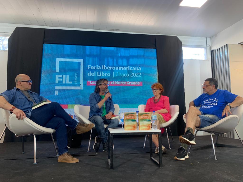 CONTEXTOtipea's tweet photo. Presentamos el libro "#CONTEXTOen24, Dramaturgias Territoriales Argentinas" en la Feria Iberoamericana del Libro en #Chaco; junto a Suellen Worstell de Corrientes, Daniel Omar Luppo de Formosa y Alfredo Germiniani de Chaco.
#Filc2022 #LeerDesdeElNorteGrande https://t.co/0BzjnJu3xS