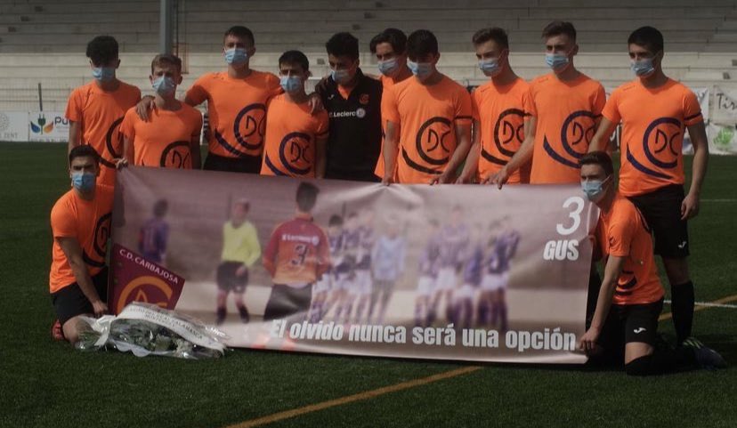 gorjon10's tweet photo. No sé cómo empezar, pero todo en la vida tiene su principio y su final, allá voy: 

Querido Gus, ya son 2 años desde que nos dejaste, pero el amor que sentimos hacia ti sigue siendo el mismo, el de un gran amigo, el de una persona que nos enseñó lo valiosa que es una amistad… https://t.co/jQ0tR6yNHP