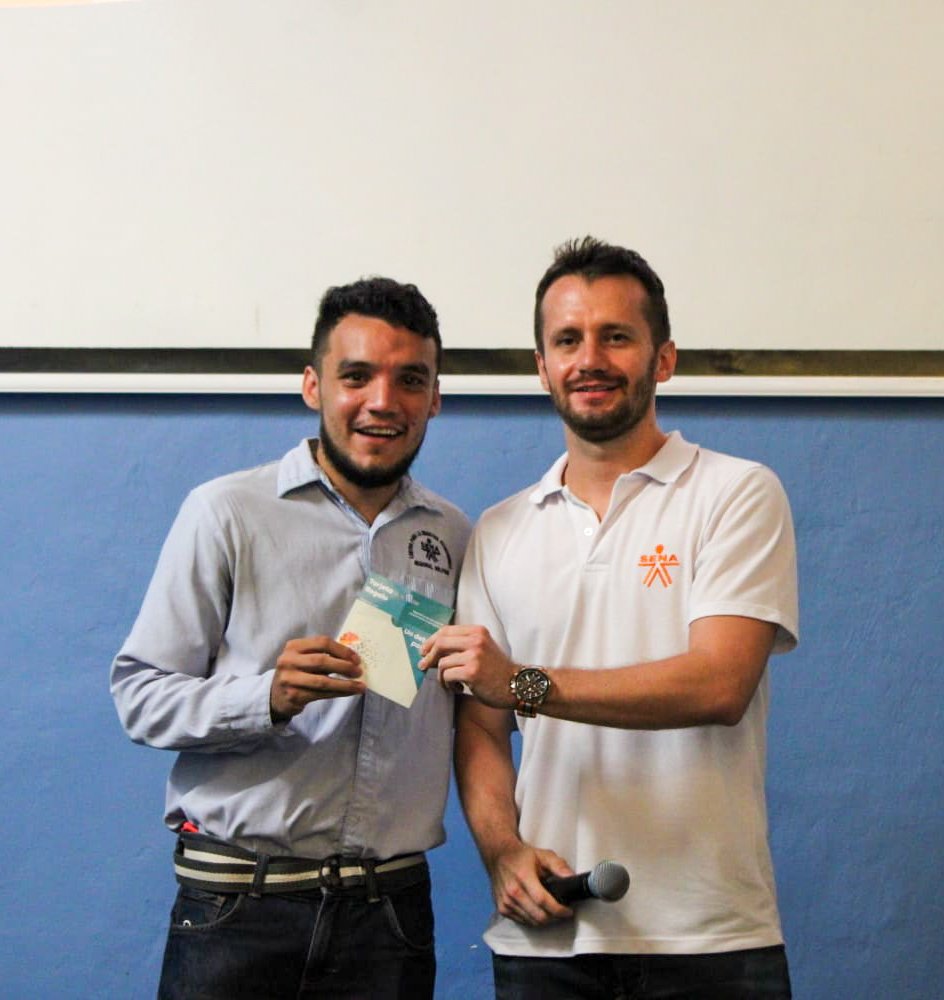 SENAenBolivar's tweet photo. En el concurso de deletreo 'Spelling Bee' se eligieron a 3 aprendices ganadores José Hurtado, Roberto Garrido y Ana Martínez, quienes representaron los Centro Comercio, Petroquímico y Náutico de @SENAenBolivar y recibieron obsequios por parte de los organizadores💚#InglésSENA. https://t.co/PsMAiCmOfy