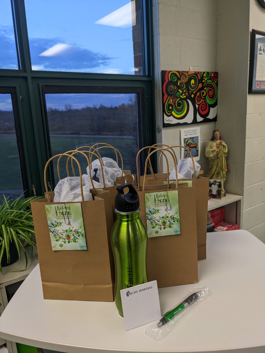sandramtheobald's tweet photo. 📢A big "Shoutout" to our grade 7/8 Leadership students who gave up their PD Day to help their teachers learn to code with the Micro:bit. You Rock!! @SJCHSSPARTANS @MSMakeCode @microbit_edu https://t.co/zbI7f7CmFh