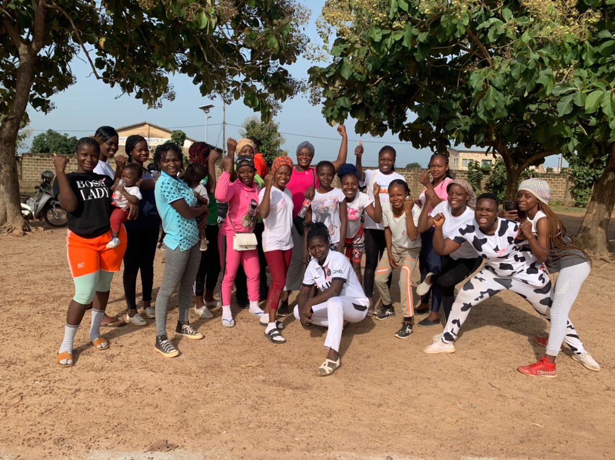 BAissathou's tweet photo. Ce samedi, s'est déroulé sur le terrain du CEG Albarika à Parakou, le fitness rose part 3 de la série des samedis roses de la FJAD auquel j'ai participé 😊😊.Séance décontractée, marquée par des animations et la photo de famille à la fin. 
#FitnessRose
#Stopcancerdesein
#FJAD https://t.co/JK5d8gCHYq
