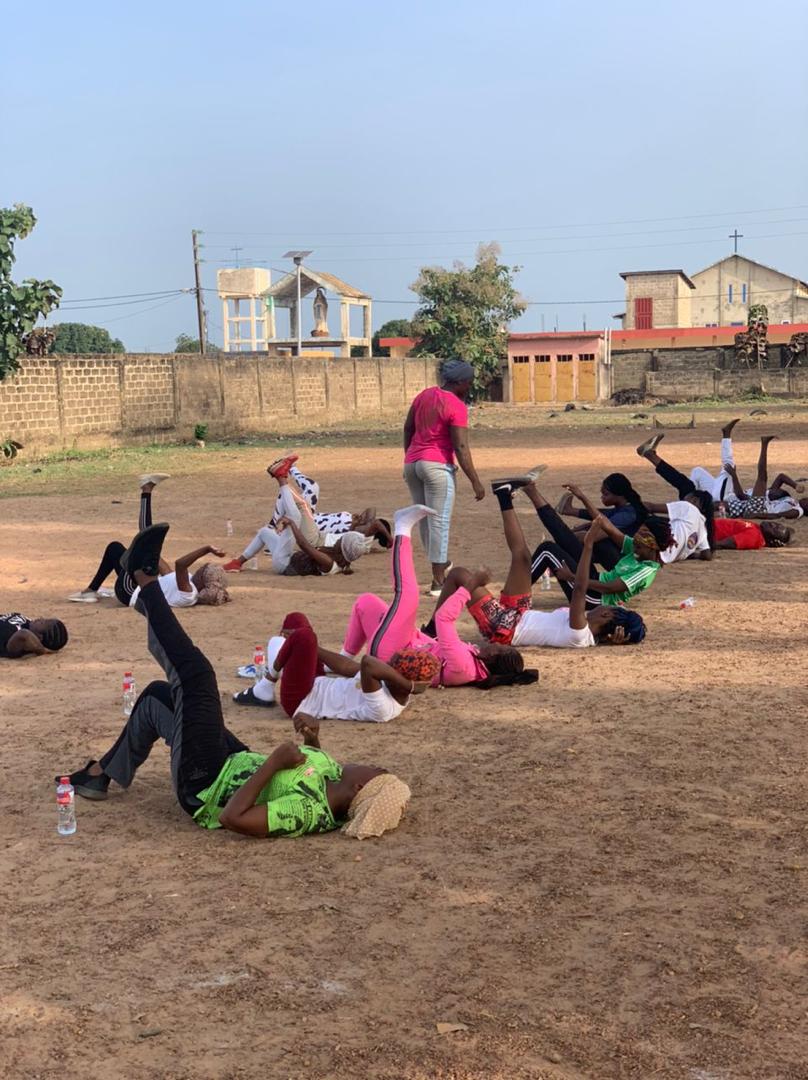BAissathou's tweet photo. Ce samedi, s'est déroulé sur le terrain du CEG Albarika à Parakou, le fitness rose part 3 de la série des samedis roses de la FJAD auquel j'ai participé 😊😊.Séance décontractée, marquée par des animations et la photo de famille à la fin. 
#FitnessRose
#Stopcancerdesein
#FJAD https://t.co/JK5d8gCHYq