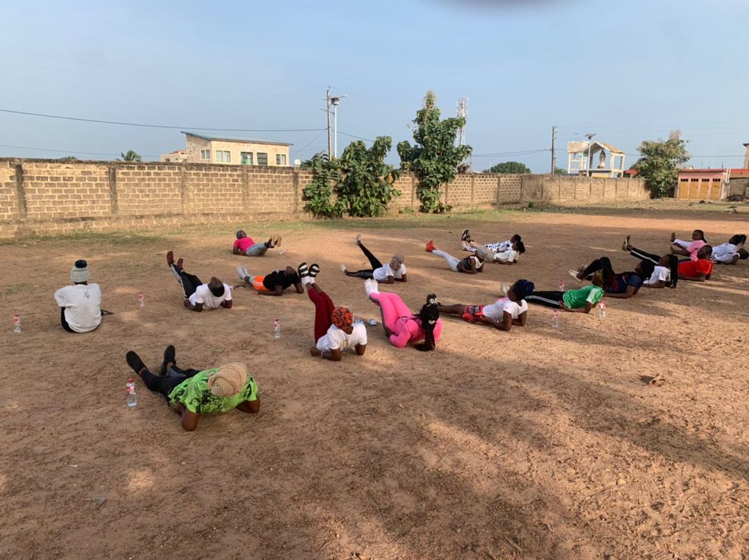 BAissathou's tweet photo. Ce samedi, s'est déroulé sur le terrain du CEG Albarika à Parakou, le fitness rose part 3 de la série des samedis roses de la FJAD auquel j'ai participé 😊😊.Séance décontractée, marquée par des animations et la photo de famille à la fin. 
#FitnessRose
#Stopcancerdesein
#FJAD https://t.co/JK5d8gCHYq