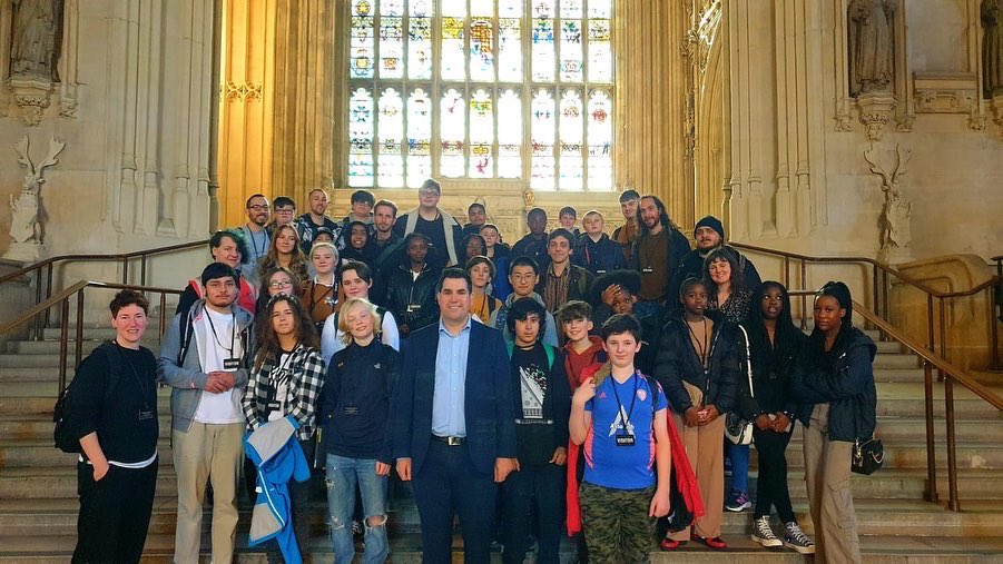 RichardBurgon's tweet image. It was wonderful to welcome a group of young people from @ChapelFM in Seacroft to Parliament this morning.

It was a pleasure to show them round and then have a really good discussion in one of the Committee Rooms.

A really inspiring group of talented young people from our area.