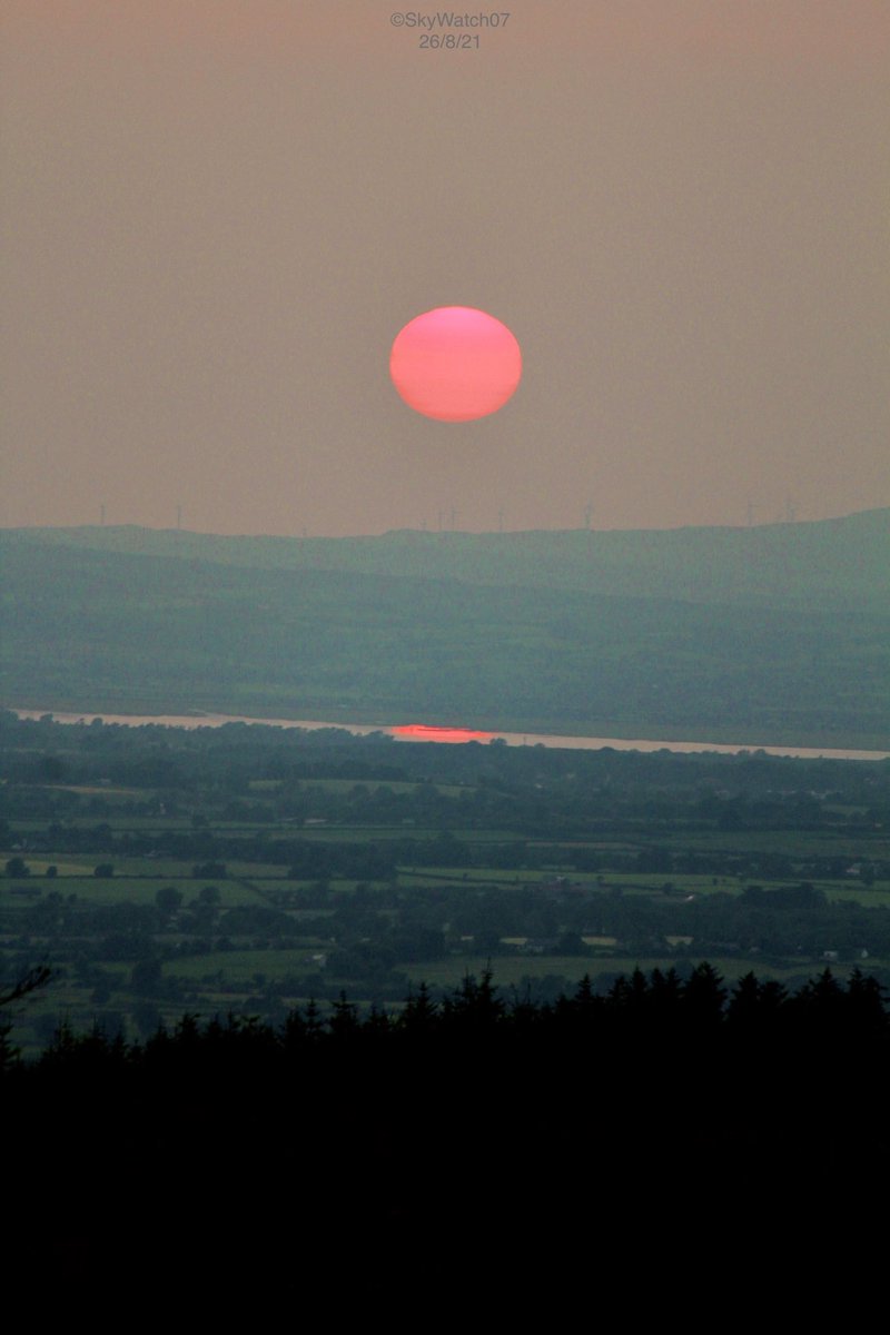 Bored, so trying to cheer myself up with a scan of some pics I shot previously. A pale pink sunset settling over the Shannon Estuary, County Clare, and it’s subtle reflection in the water, (Aug 2021), is doing the trick. Hope you like it too! #ThePhotoHour #Stormhour #sunset #sun