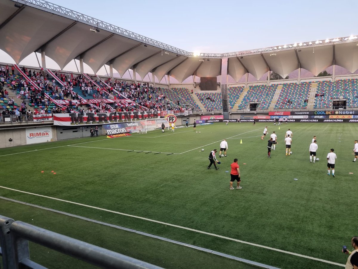 CuricoAlbirrojo's tweet photo. #ModoCuri Trabajo de precompetencia, a un costado de la hinchada curicana que sigue llegando 👏🤩🇲🇨 https://t.co/KlLY6xAQyM