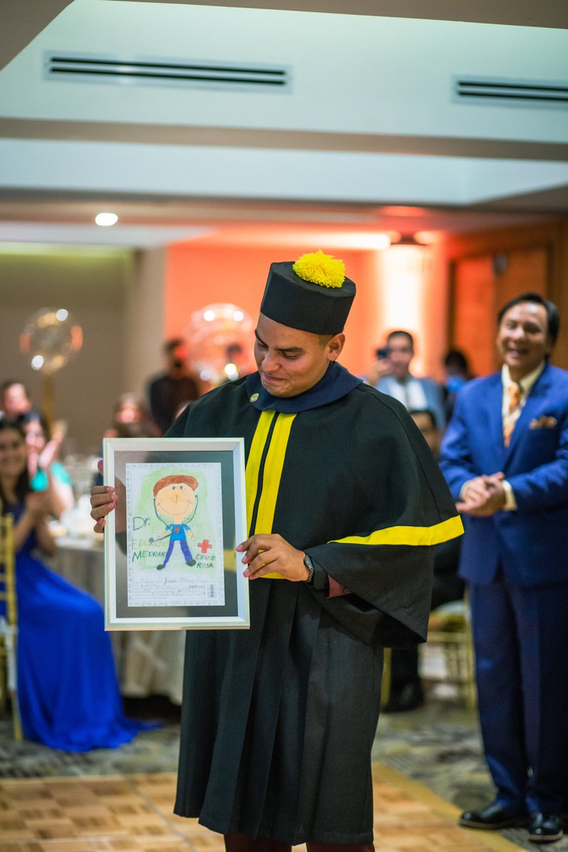 EduMedra's tweet photo. Los sueños se cumplen 🤍🩺👨🏽‍⚕️ https://t.co/WQ7uFcmNLo