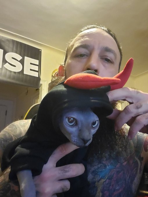 Someone is ready for Halloween. https://t.co/E5nZh82Mzg