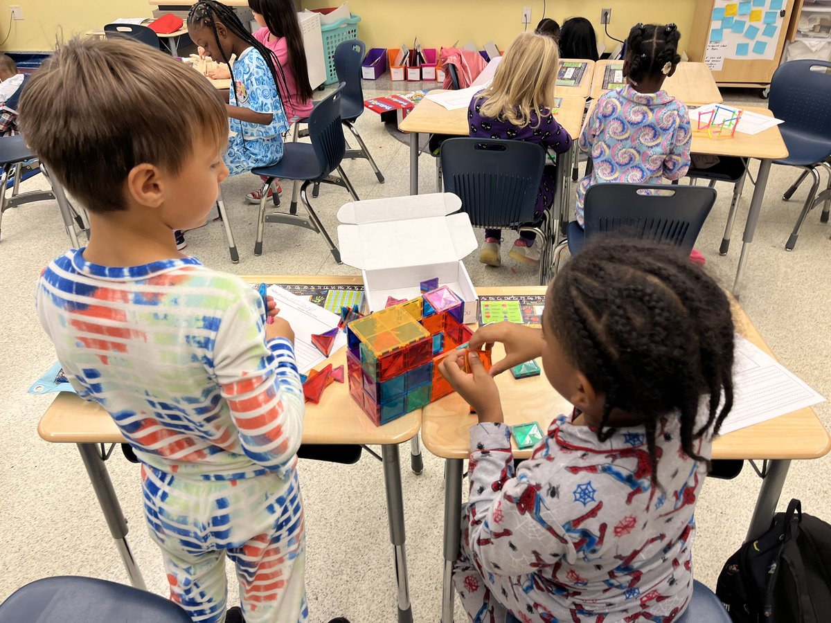 CPES4LIFE's tweet photo. I can use different materials to build a house ๐ like the ๐ท ๐ท ๐ท to keep out the wind ๐ฌ ๐บ and other storms. #ETT @MrsHoldcraft @DrManigo @ladavids_a @ChelyseMiller #STEMLit #vbits https://t.co/mBk0Wx073k