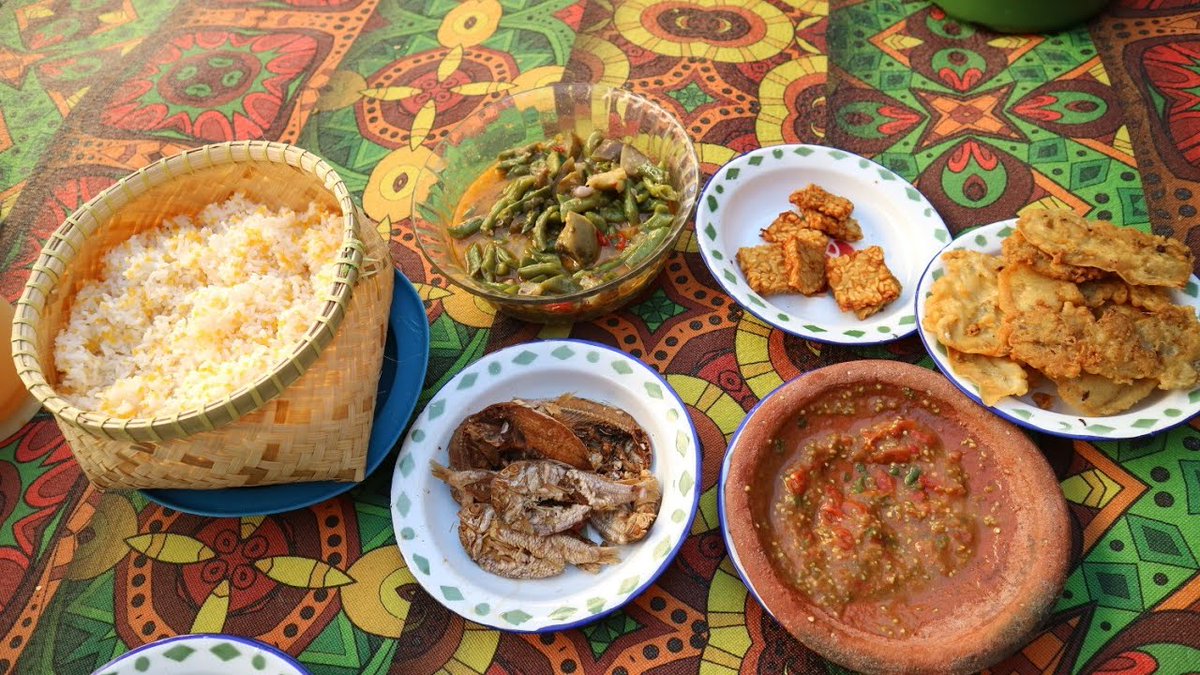 mistermis436's tweet photo. NASI BU,UK Jagung dengan tambahan ikan asin, tempe penyet, sambal dan sayur bayam, coba deh share first impression saat mencoba makanan satu ini, nasi bu'uk Jagung khas probolinggo 
#weloveprobolinggo
#welovecities
#KecamatanMayangan
#Majenganberlari https://t.co/0JPUcX8hoV
