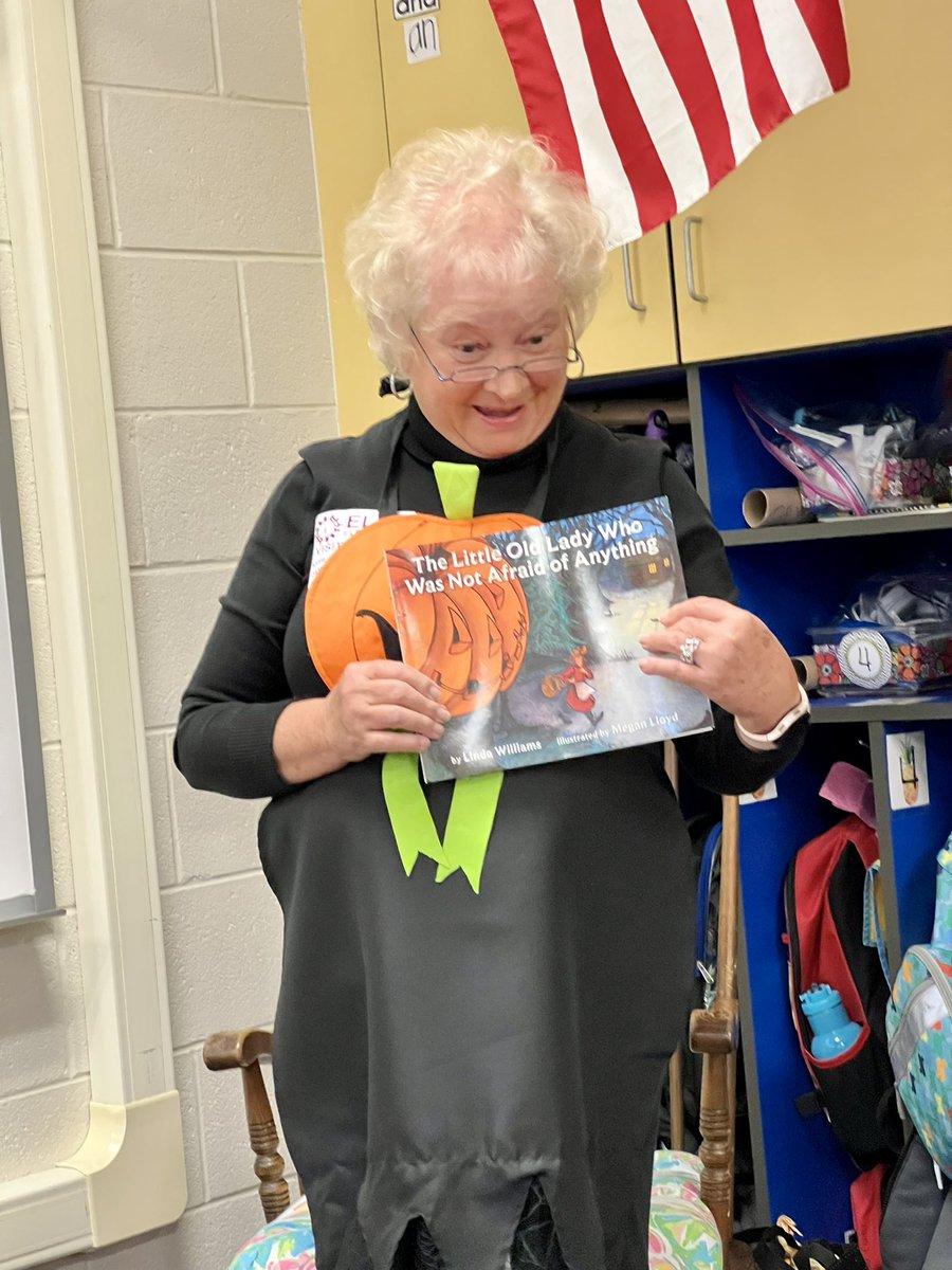 MrsMartinSmiles's tweet photo. When your mystery reader is a retired teacher, your firsties are in for a real treat! ๐๐๐#TheLittleOldLadyWhoWasntAfraidOfAnything #InteractiveReadAloud #MysteryReaderFun https://t.co/yooPMJyd0D