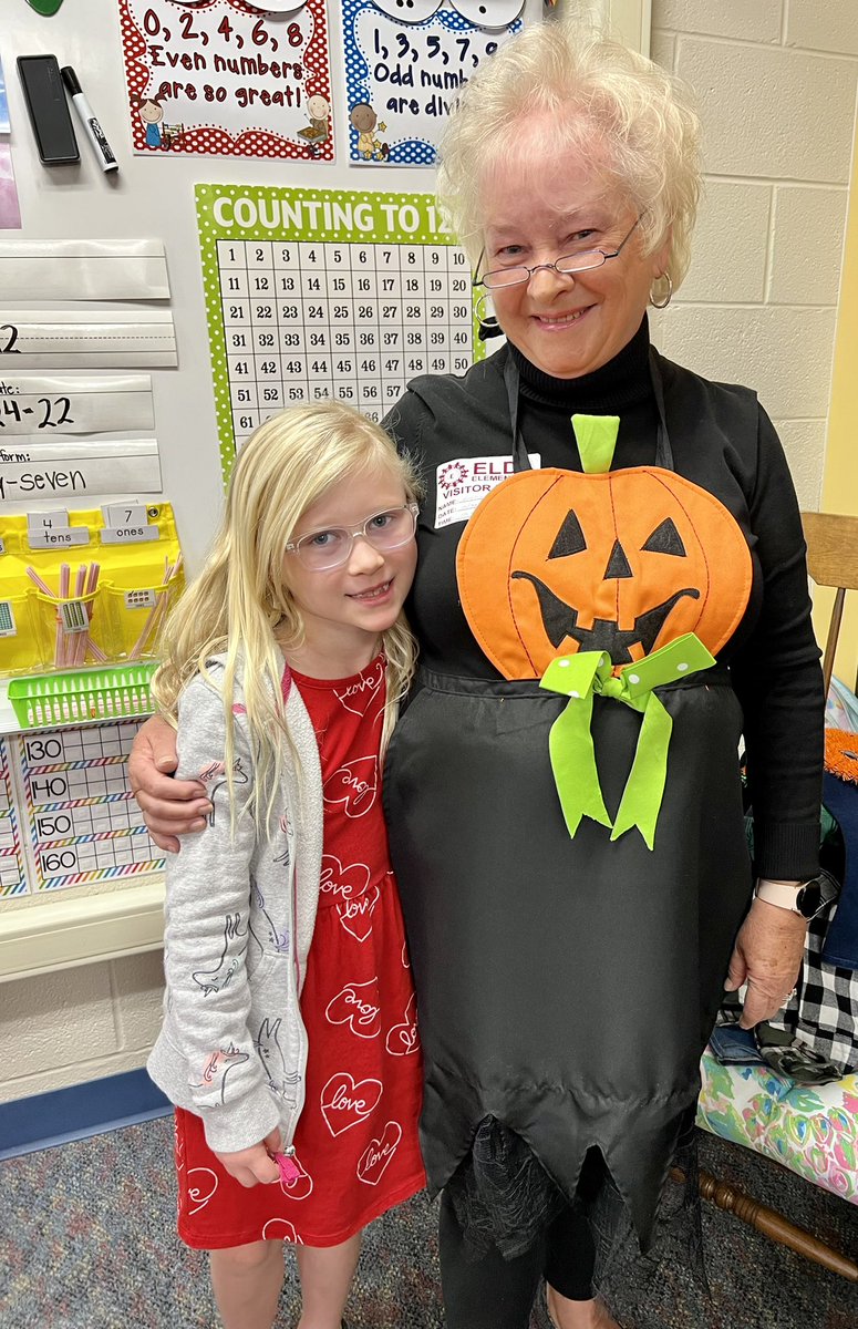 MrsMartinSmiles's tweet photo. When your mystery reader is a retired teacher, your firsties are in for a real treat! ๐๐๐#TheLittleOldLadyWhoWasntAfraidOfAnything #InteractiveReadAloud #MysteryReaderFun https://t.co/yooPMJyd0D
