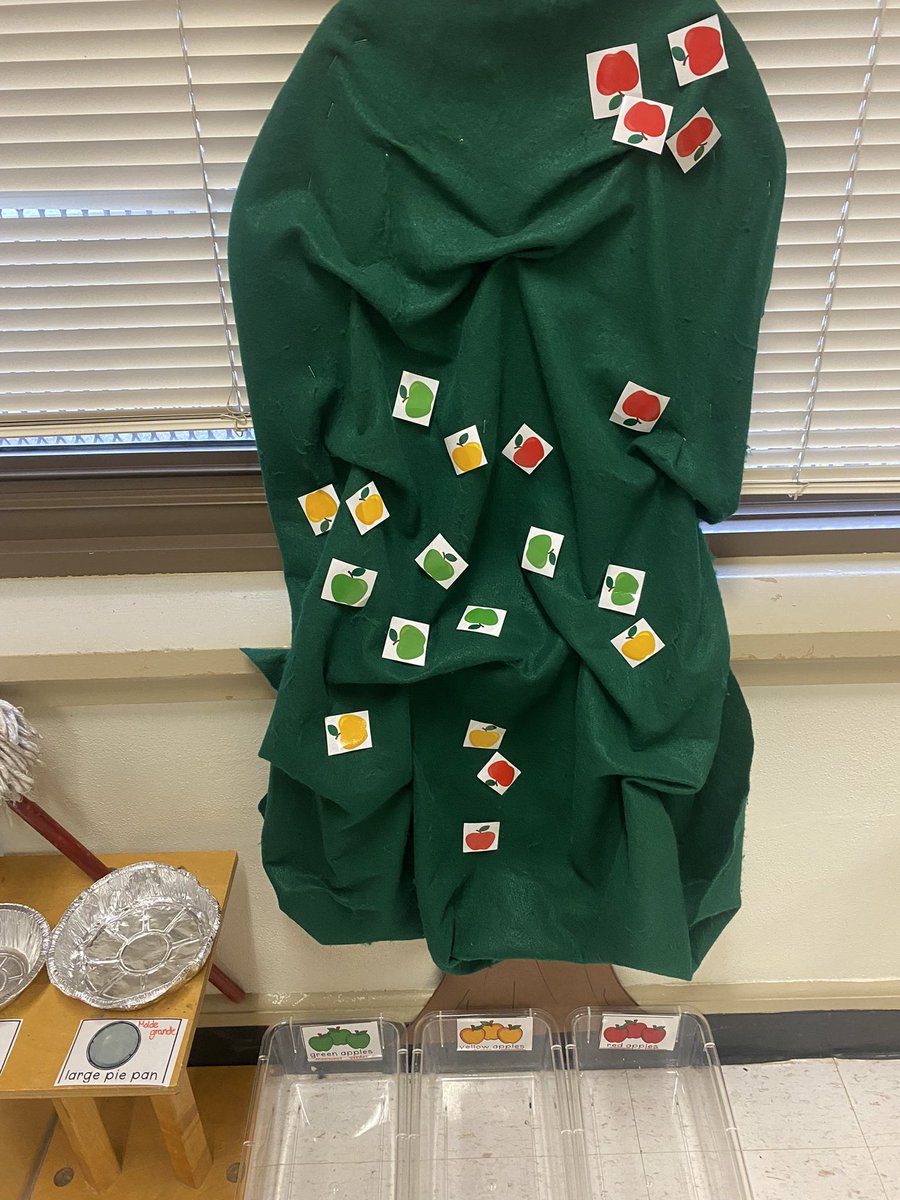 T_Flow_Love's tweet photo. Clearly the Prek team at #claraoliver was a VIBE today ๐๐ฝโโ๏ธ๐๐ฝโโ๏ธ check out the Autumn Apple Coffee shop Ms.Flores created for her kids ๐๐ ๐applepicking/sort ๐Starbucks/measurement ๐ค ApplePie recipe #socfeeder https://t.co/9qOREDmUqp