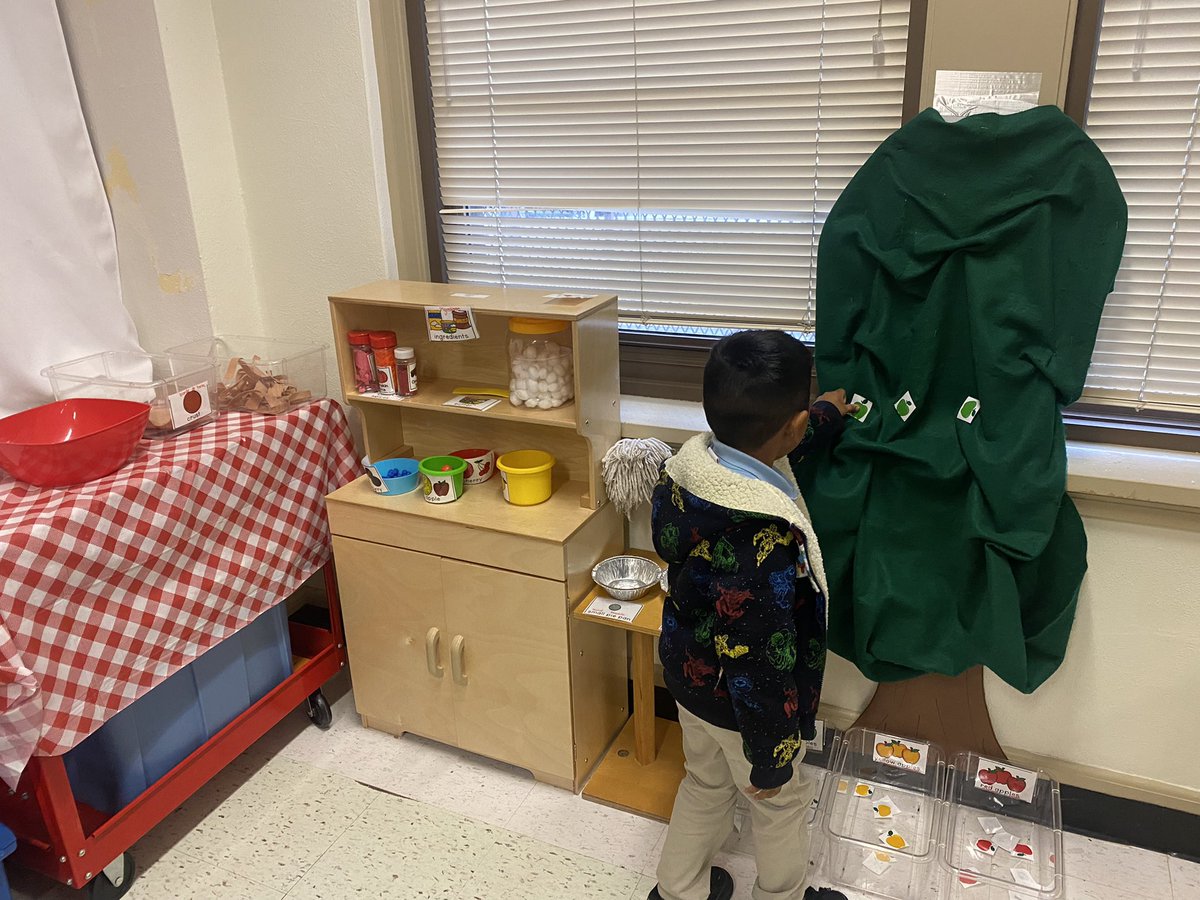T_Flow_Love's tweet photo. Clearly the Prek team at #claraoliver was a VIBE today ๐๐ฝโโ๏ธ๐๐ฝโโ๏ธ check out the Autumn Apple Coffee shop Ms.Flores created for her kids ๐๐ ๐applepicking/sort ๐Starbucks/measurement ๐ค ApplePie recipe #socfeeder https://t.co/9qOREDmUqp