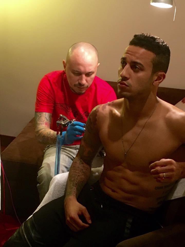 Master at work! 👀

Our artist <a href="/DamirTattoo/">Damir Tattoo</a> tattooing <a href="/Thiago6/">Thiago Alcantara</a>, an amazing football player! 🔥

#nft #NFTs #tattooart #NFTCommunity
