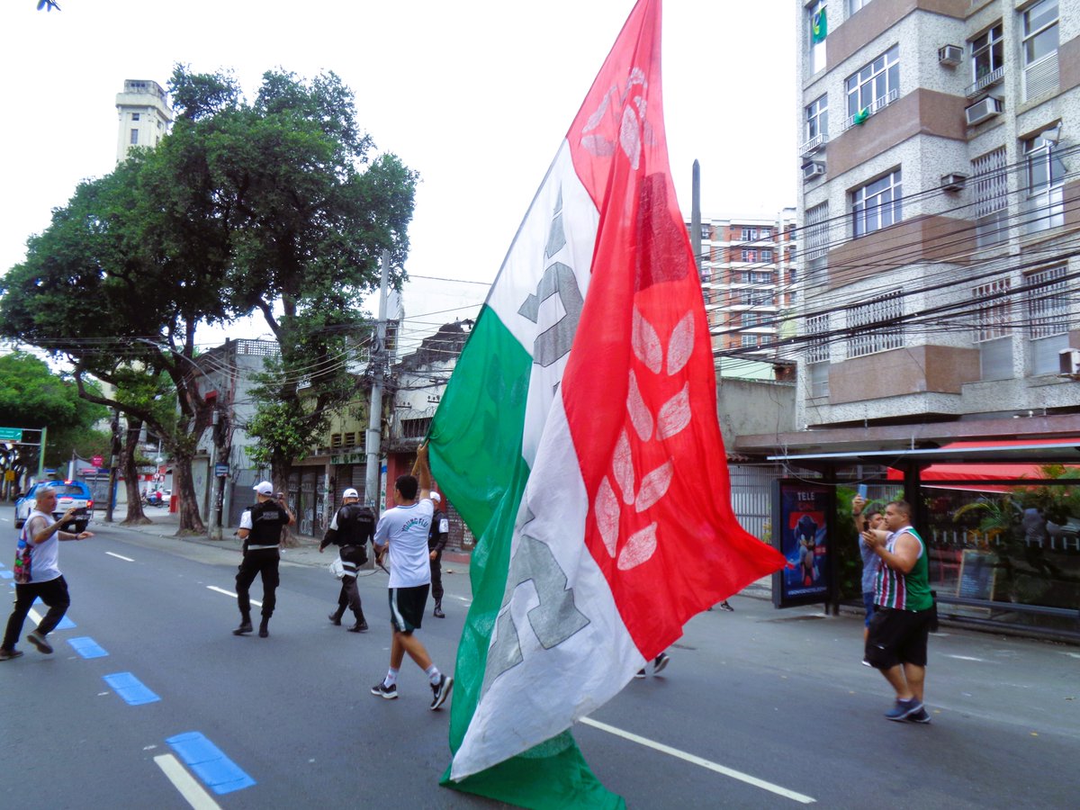 ExploTricolor's tweet photo. Mais imagens da caminhada da @youngfluoficial em direção ao Maracanã! 📸: @ViniFLU18  #ET #YoungFlu #Fluminense https://t.co/4JzWgL6qlW